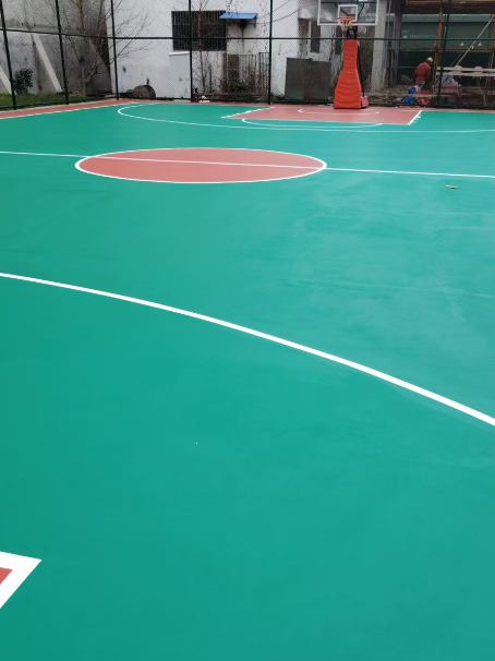 获嘉 球场长期使用易出现地面开裂